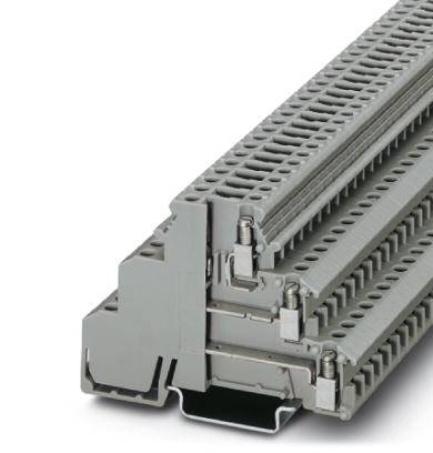 Ein mehrschichtiger Klemmenblock für industrielle elektrische Installationen, bestehend aus gestapelten Anschlüssen und Metallkontakten.