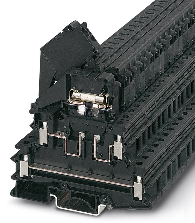 Ein Stapel von schwarzen elektrischen Sicherungen und Kabelsteckverbindern, die in einem technischen Gerät oder System integriert sind.