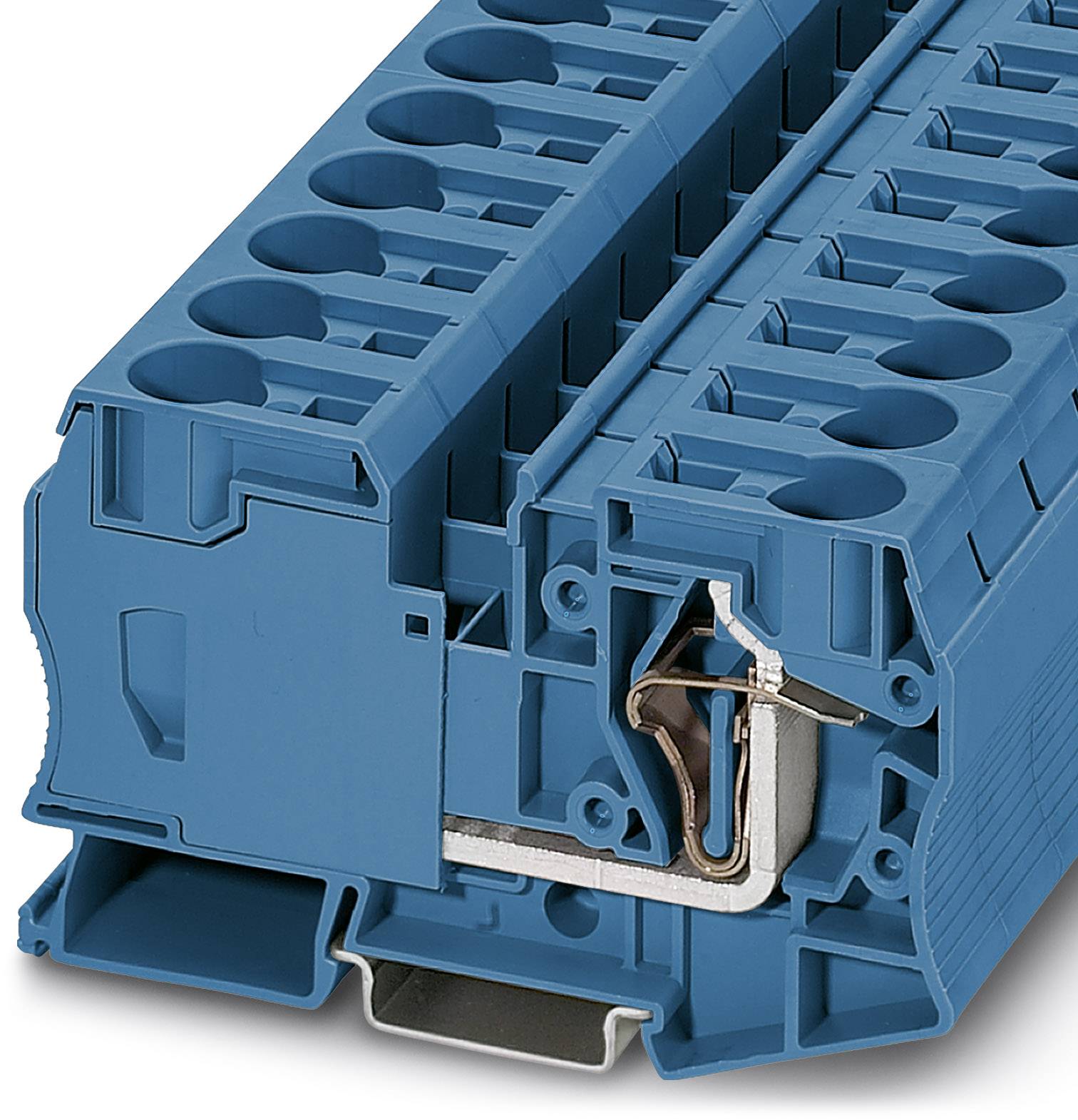 Ein blauer elektrischer Anschlussblock mit Metallkontakt für Kabelverbindungen, in Nahaufnahme.