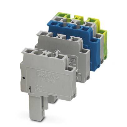 Mehrfarbige elektrische Klemmen in einer Reihe montiert, gezeigt auf weißem Hintergrund.