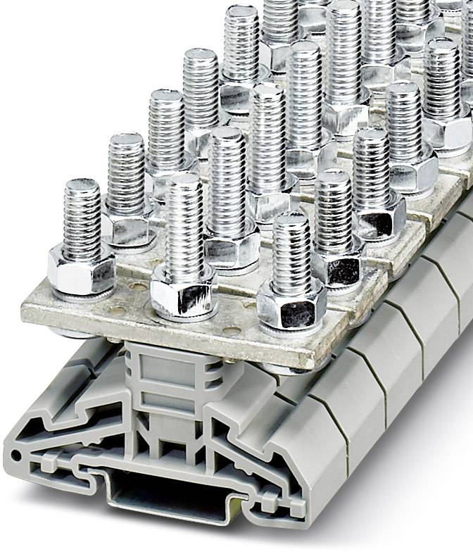 Mehrstöckige Klemmenleiste mit Metallbolzen und Schrauben, montiert auf einem grauen Kunststoffsockel. Verwendet für elektrische Verbindungen.