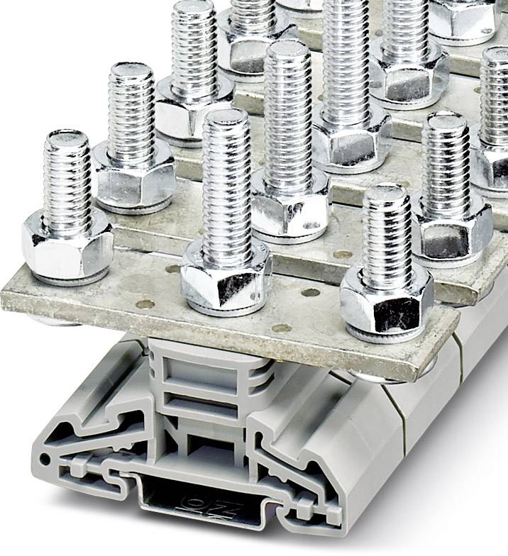 Mehrstöckige Klemmen mit mehreren Schrauben und Muttern auf einem grauen Kunststoffsockel, verwendet für elektrische Verbindungen.