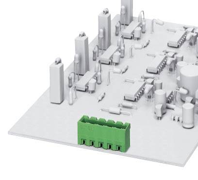 Eine grüne Steckverbindung auf einer weißen Leiterplatte, umgeben von verschiedenen elektronischen Bauteilen.