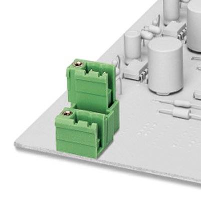 Grüne Steckverbinder auf einer Leiterplatte mit weißen Bauteilen im Hintergrund.