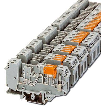 Reihenklemme mit mehrstöckigen Anschlüssen zur Verdrahtung elektrischer Leitungen, grau mit orangen Elementen.