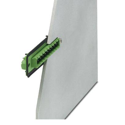 Ein grüner Steckverbinder ist an einer metallischen Oberfläche angebracht.