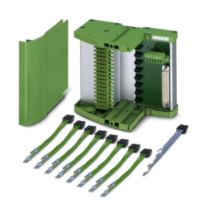 Grünes elektrisches Klemmengehäuse mit mehreren Kabeln und Anschlüssen, teilweise geöffnet, zur Ansicht der internen Struktur.