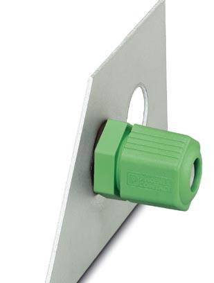 Ein grüner Dübel befestigt eine Metallplatte.
