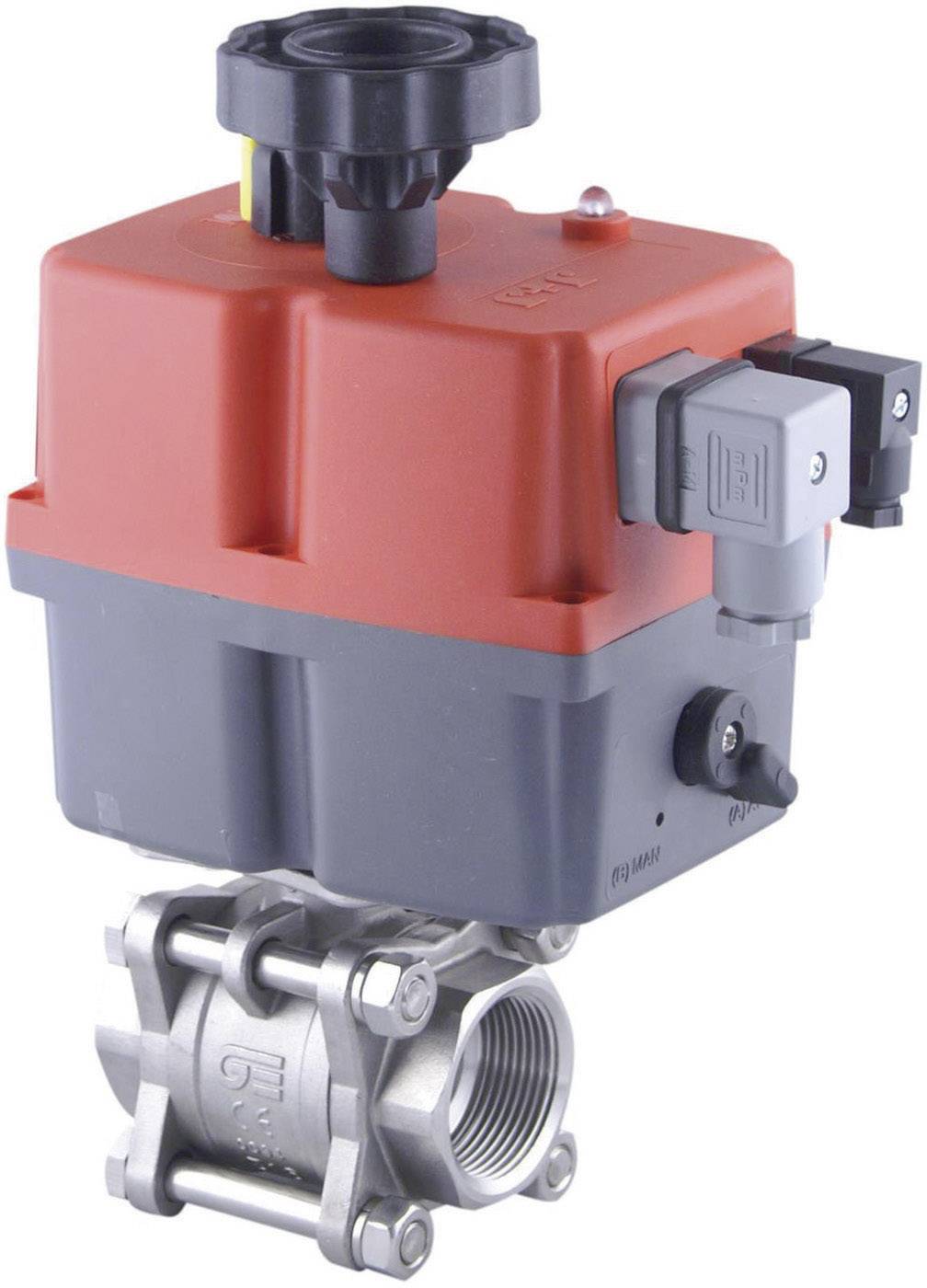 Ein elektrisches Regelventil mit rotem Gehäuse aus Metall, das Teil eines industriellen Rohrleitungssystems ist.