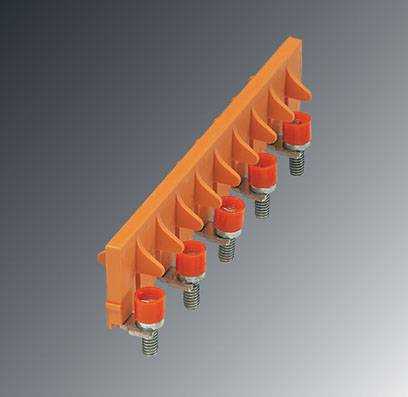 Sechs orangefarbene isolierte Stromschienenklemmen auf grauem Hintergrund; für elektrische Verbindungen; mit roten Schraubkappen.