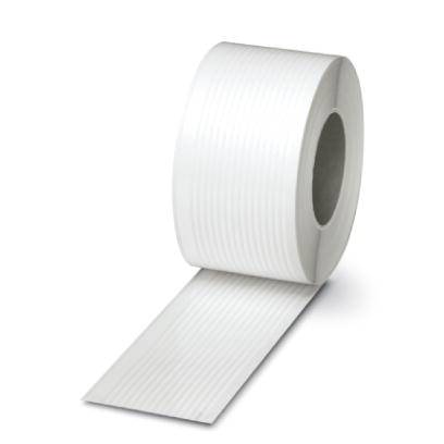 Eine Rolle weißes Klebeband mit herausgezogener, gerippter Oberfläche, auf einem hellen Hintergrund.
