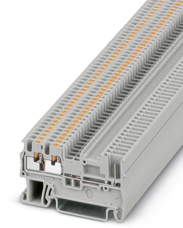 Ein grauer Reihenklemmenblock mit mehreren Anschlüssen und orangefarbenen Markierungen, verwendet für elektrische Verbindungen.