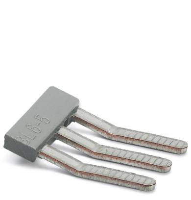 Ein grauer, rechteckiger elektronischer Bauteil mit drei metallischen Anschlüssen in einer Reihe, auf weißem Hintergrund.