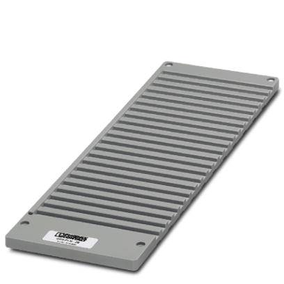 Eine graue Gitterabdeckung aus Metall, rechteckig und flach, mit einem kleinen weißen Schild mit schwarzem Text oben links.