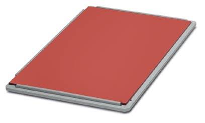 Rotes, rechteckiges Objekt auf grauem Hintergrund, möglicherweise ein Tablett oder eine glatte Oberfläche.