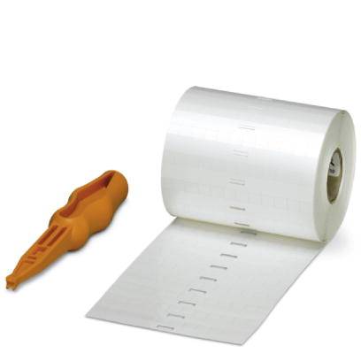 Rolle mit weißen Etiketten neben einem orangefarbenen Handgerät zum Entfernen von Heftklammern auf weißem Hintergrund.