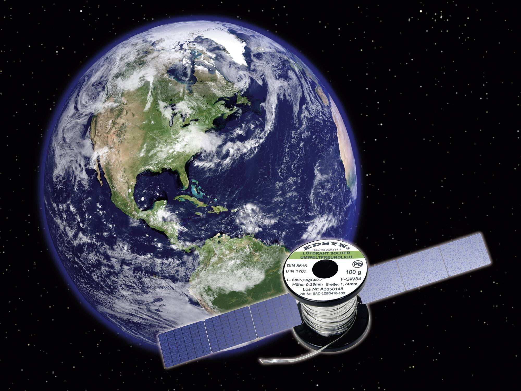 Ein Satellit umkreist die Erde im Weltraum. Die Erde zeigt Nord- und Südamerika. Der Satellit hat große Solarpaneele.