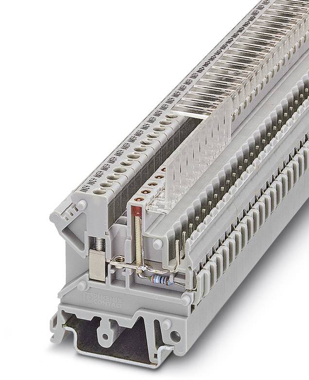 Das Bild zeigt einen grauen elektrischen Verteilerblock mit nummerierten Anschlüssen und Drähten, die für die Verbindung genutzt werden.