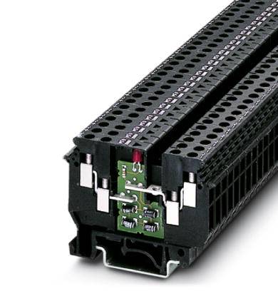 Ein schwarzer elektrischer Steckverbinder mit mehreren Anschlusspunkten und einer grünen Leiterplatte in der Mitte.