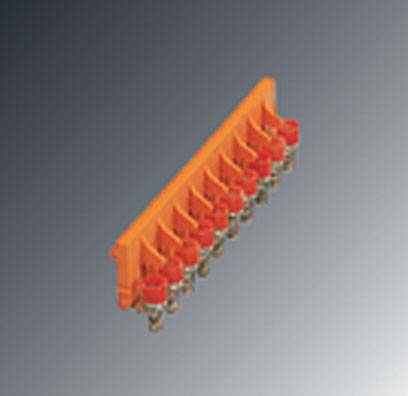 Orangerachiger elektrischer Steckverbinder mit mehreren Schraubklemmen, geeignet für den Anschluss von Drähten in einem Schaltkreis.