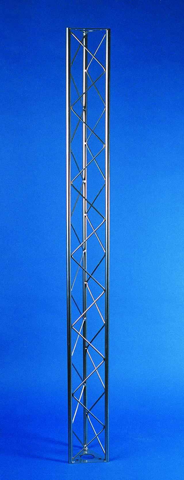 Ein schmaler Gittermast steht aufrecht vor einem blauen Hintergrund. Der Mast besteht aus Metallstreben in einer kreuzförmigen Anordnung.