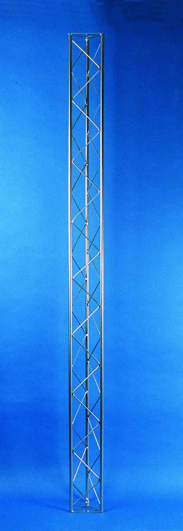 Ein hohes, schmales Metallgerüst mit kreuzförmigen Verstrebungen vor einem blauen Hintergrund.
