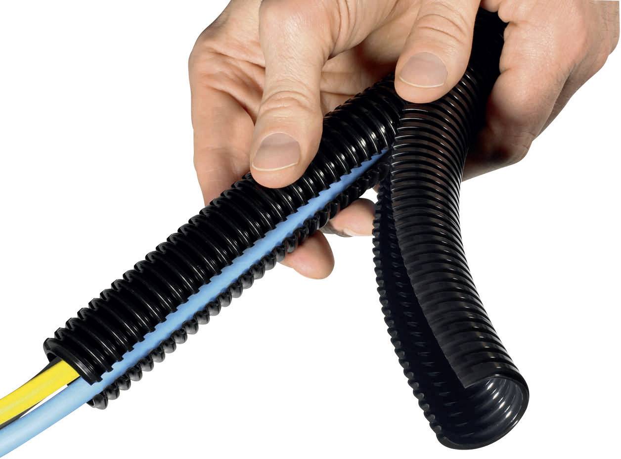 Eine Hand hält ein geripptes Schutzrohr, das blaue und gelbe Kabel umschließt, zur Anwendung bei Kabelschutzinstallationen.