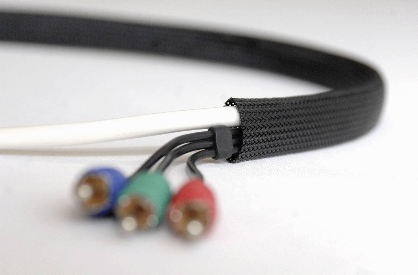 Ein Kabelbündel mit einem Schutzmantel, das drei farbige Stecker (blau, grün, rot) umhüllt, liegt auf einer weißen Oberfläche.