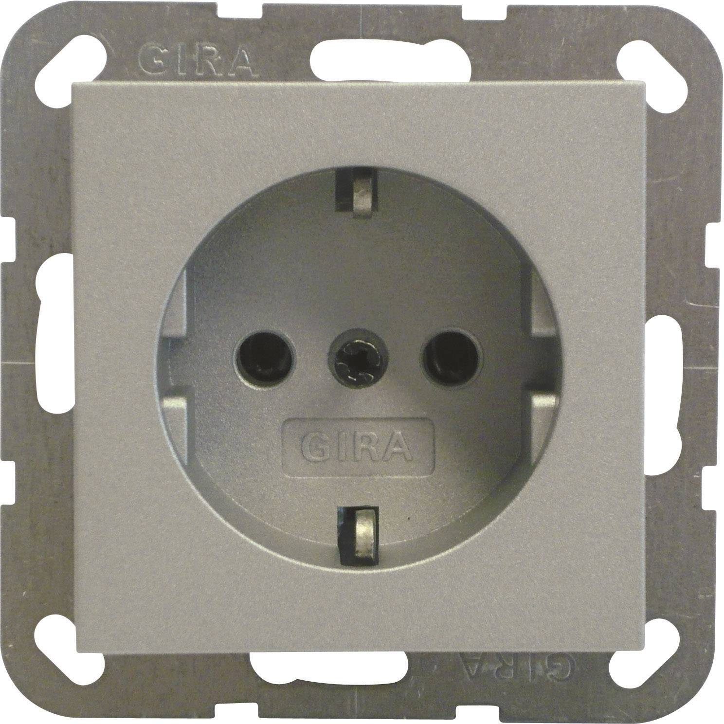 Eine silberne Steckdose der Marke Gira mit zwei Löchern für Stecker.