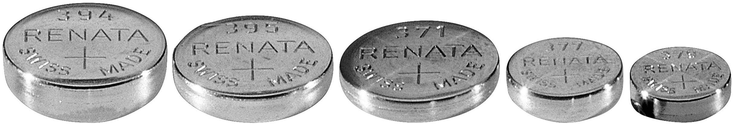 'Fünf runde Knopfzellenbatterien von RENATA in unterschiedlichen Größen, mit Beschriftung und Herkunftsangabe 'SWISS MADE'.'