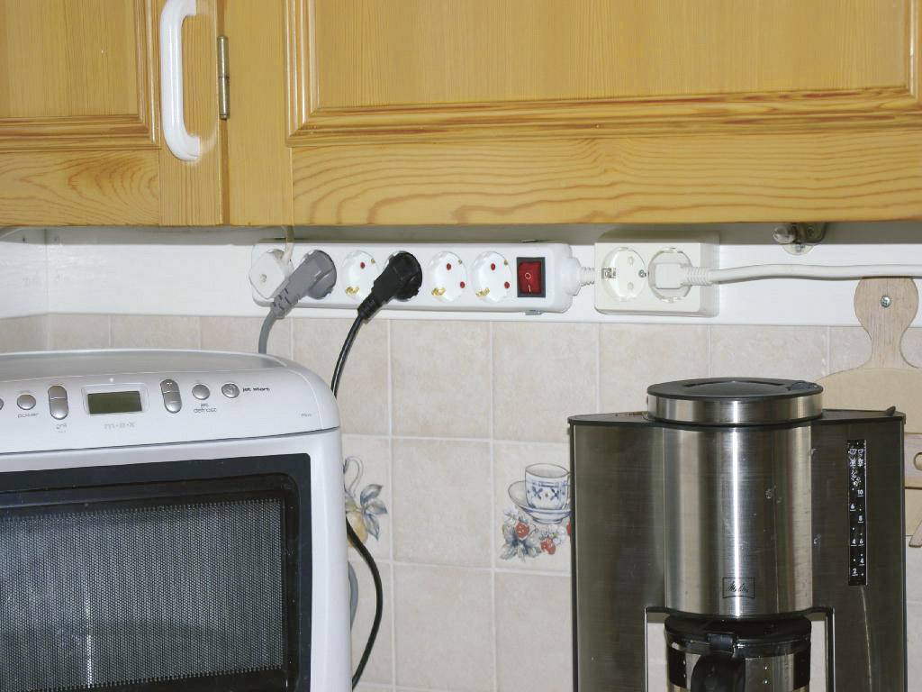 606551 Halter für Steckdosenleisten 1St.