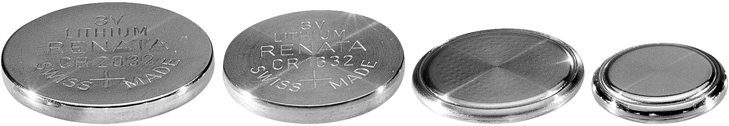 Vier verschiedene Knopfbatterien in unterschiedlichen Größen, nebeneinander liegend.