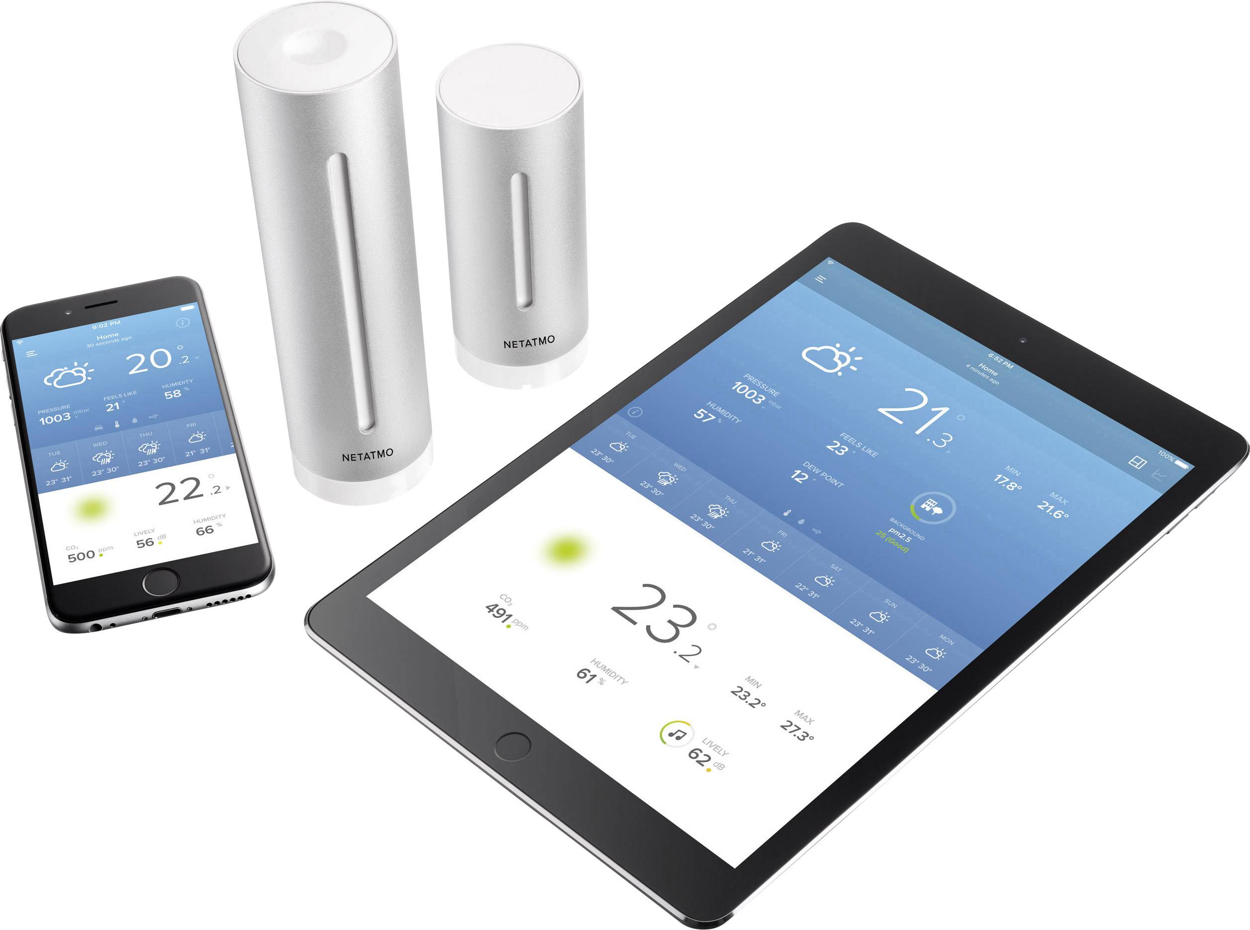 Ein Tablet und ein Smartphone zeigen Wetterdaten-Apps mit Temperatur, Luftfeuchtigkeit und Wettervorhersage. Daneben stehen zwei weiße Wetterstationen.