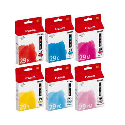 Sechs Canon Tintenpatronen in den Farben Rot, Blau, Magenta, Gelb, Foto Cyan und Foto Magenta, verpackt in roten Schachteln.