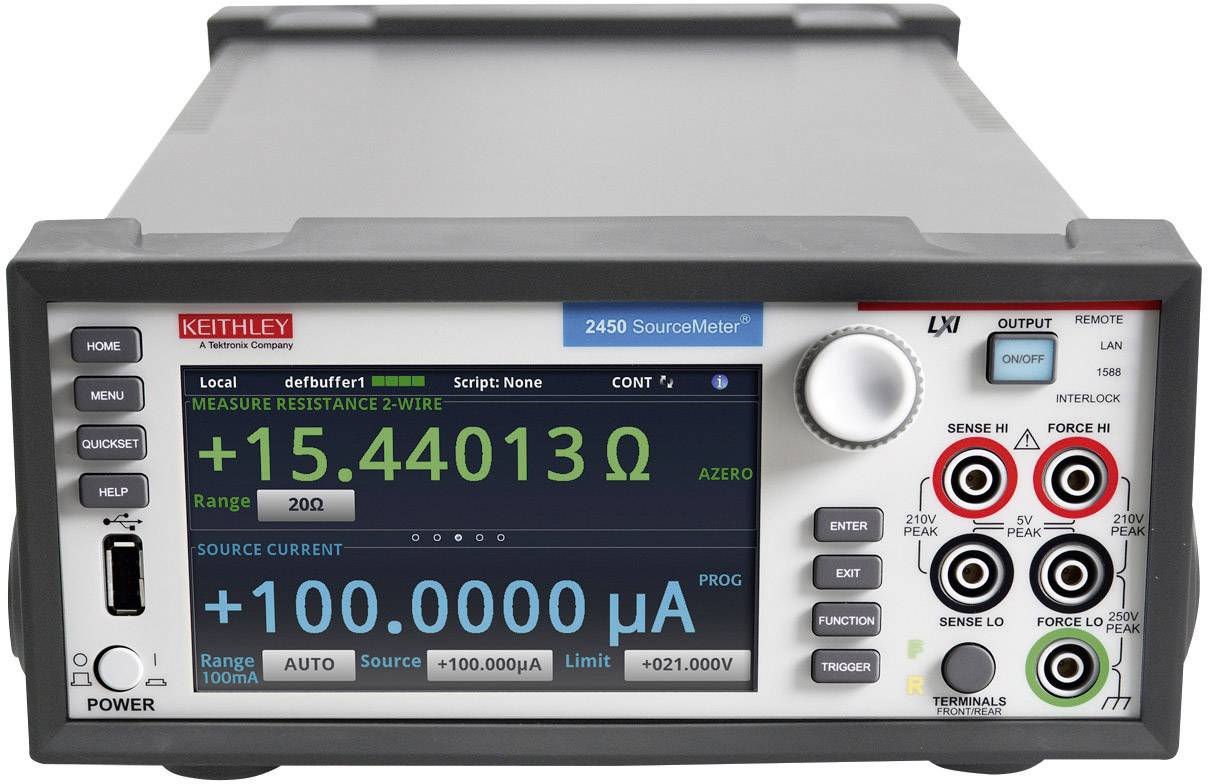 Ein SourceMeter-Gerät mit digitalem Display zeigt Messwerte an: Widerstand von 15,44013 Ohm und Stromstärke von 100,000 µA.