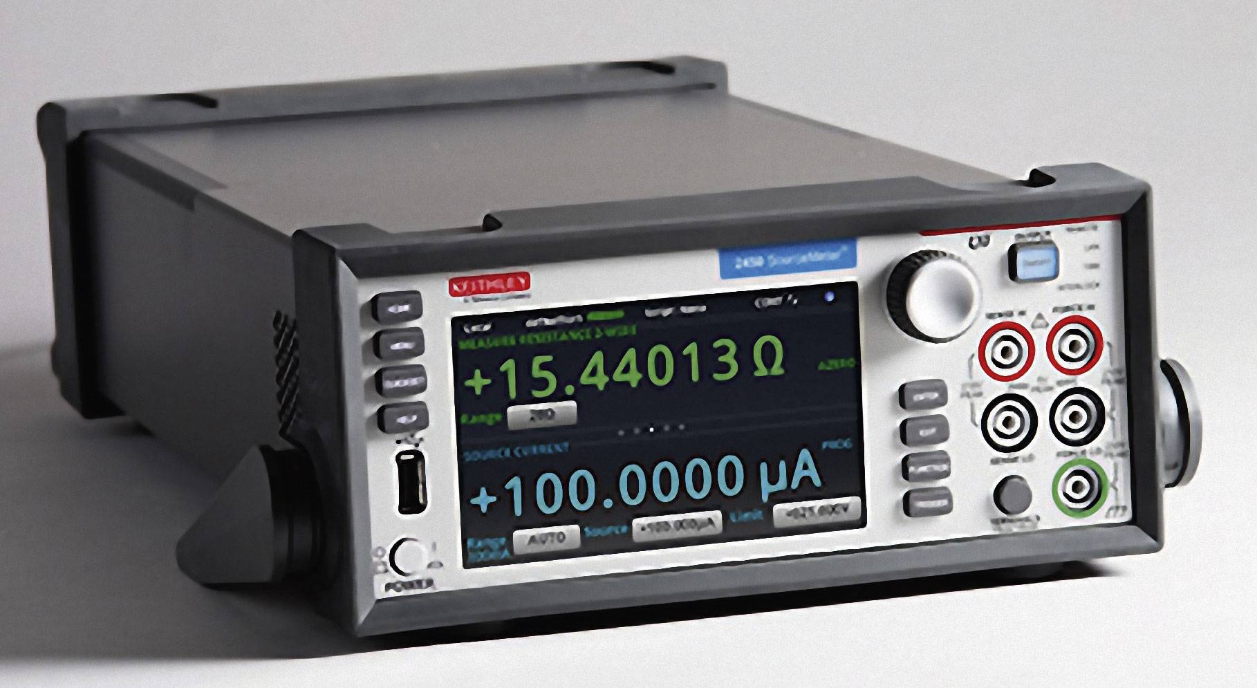 Ein digitales Multimeter zeigt einen Widerstandswert von '15,44013 Ohm' und Stromstärke von '100,0000 μA' auf seinem Display an.