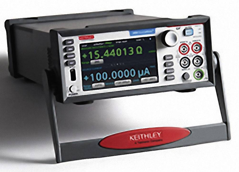 Ein digitales Multimeter mit einem Display, das Widerstand in Ohm und Stromstärke in Mikroampere anzeigt.