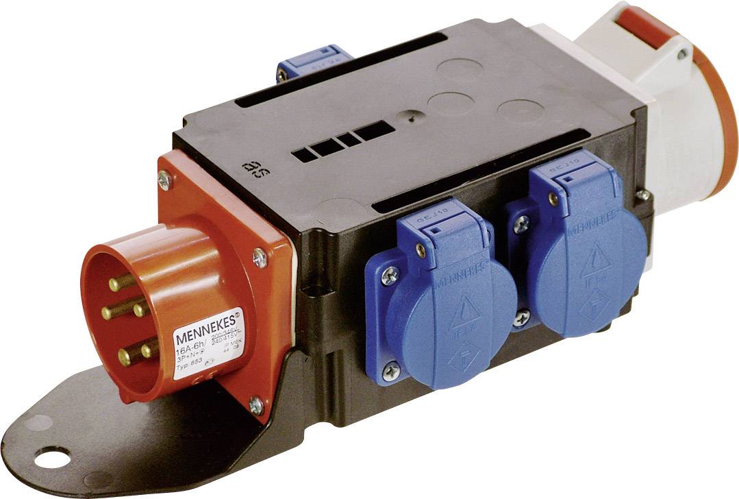 Ein elektrischer Steckdosenadapter mit roten und blauen Anschlüssen, geeignet für industrielle Anwendungen. Er trägt das Logo 'Mennekes'.
