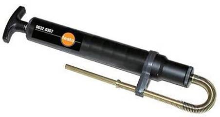 Handheld Fettpresse mit langem, flexiblem Ausgaberohr und ergonomischem Griff, geeignet für präzise Schmierung in mechanischen Anwendungen.