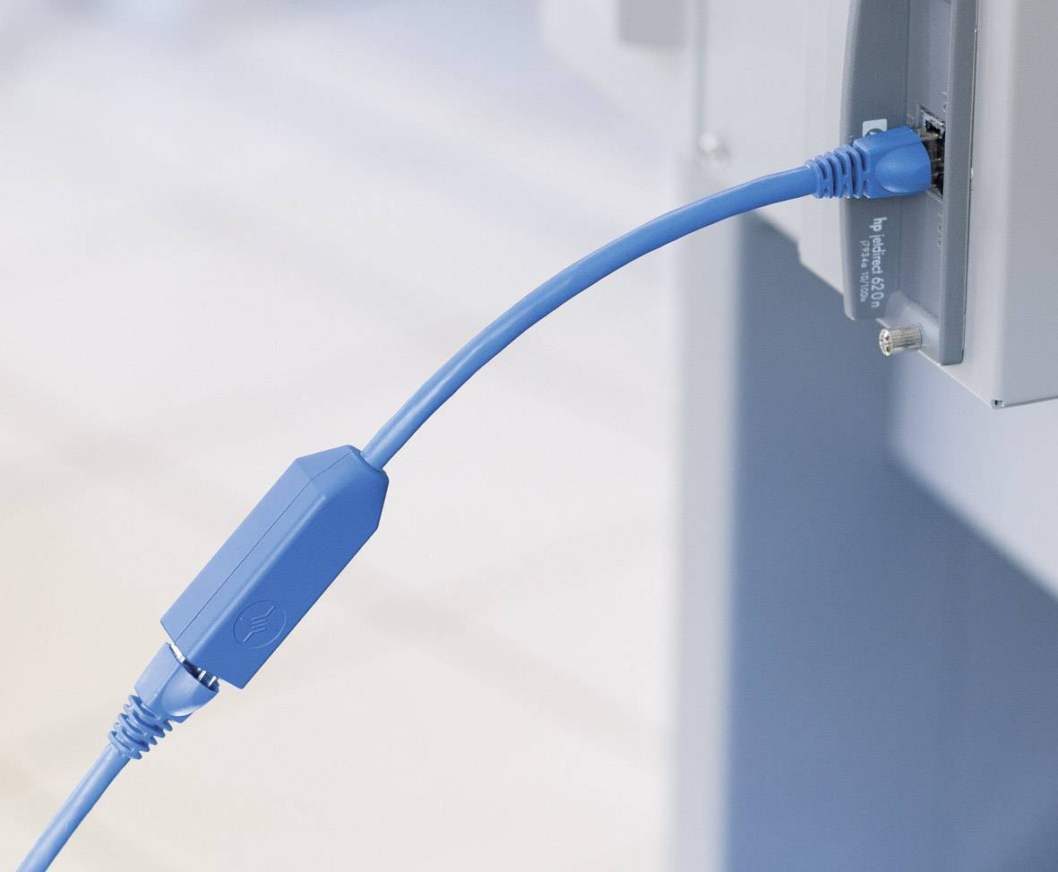 Ein blaues Netzwerkkabel ist in einen Netzwerkanschluss eingesteckt. Der Hintergrund ist unscharf und zeigt ein Teil eines Computergeräts.