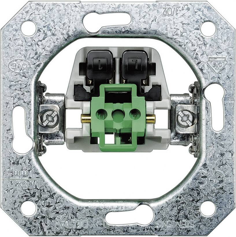 Ein Schaltereinsatz für die Elektroinstallation, mit zwei schwarzen und einem grünen Anschluss, montiert auf einer Metallplatte.
