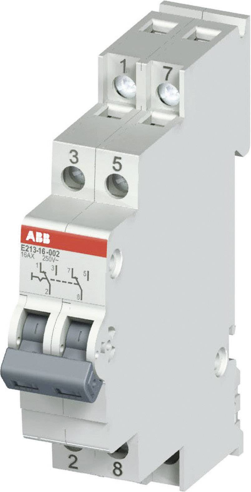 Ein elektrischer Leitungsschutzschalter mit Kippschalter und Beschriftungen. Markierungen für Ein/Aus sichtbar. Verwendung in Schalttafeln.