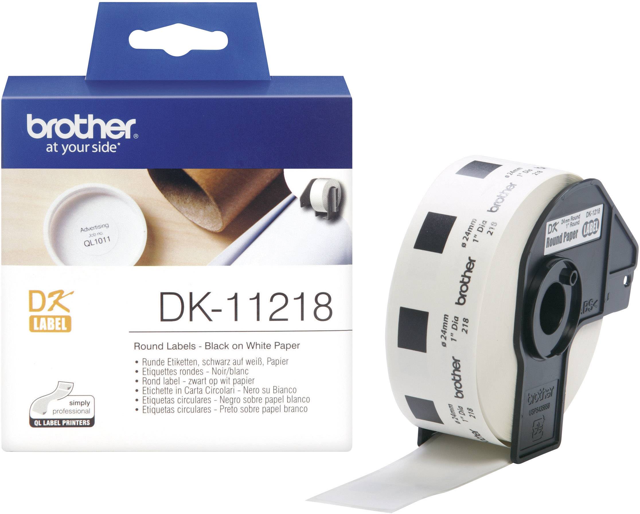 Etikettenrolle von Brother; Modell DK-11218 mit runden, schwarzen Etiketten auf weißem Papier; Verpackung zeigt Produktabbildung.