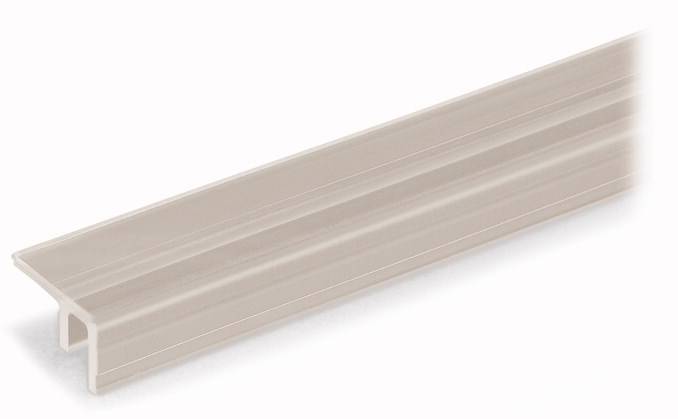 Ein langes, weißes Kunststoffprofil in L-Form liegt auf einem weißen Hintergrund. Es hat eine glatte Oberfläche und klare Kanten.