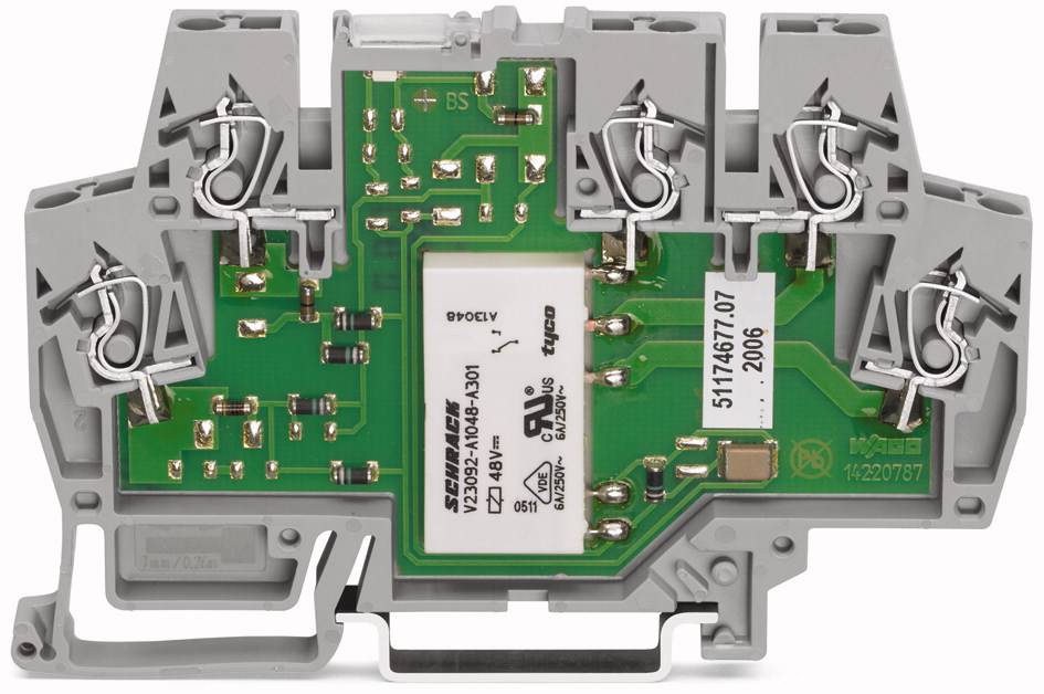 Eine graue und grüne elektronische Schaltung mit mehreren Anschlussklemmen. Es ist eine Sicherungseinheit auf einer Platine.