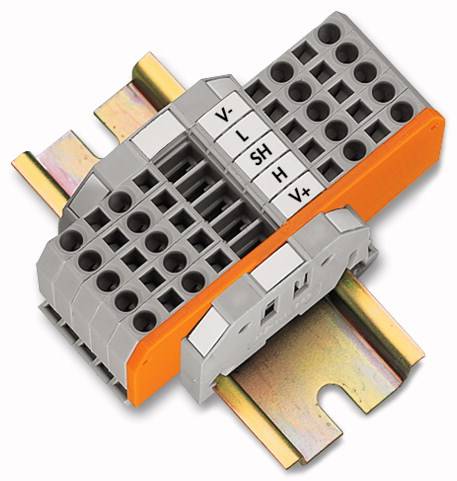 Eine graue und orange Klemme, die auf einer Montageschiene befestigt ist, mit den Markierungen 'L', 'V', 'SH', 'H', 'V+', '-' sichtbar.