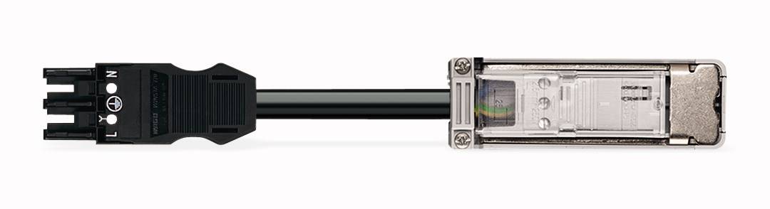 Ein schwarzes Stromkabel ist mit einem transparenten und metallischen Stecker verbunden, der für eine technische Anwendung bestimmt ist.