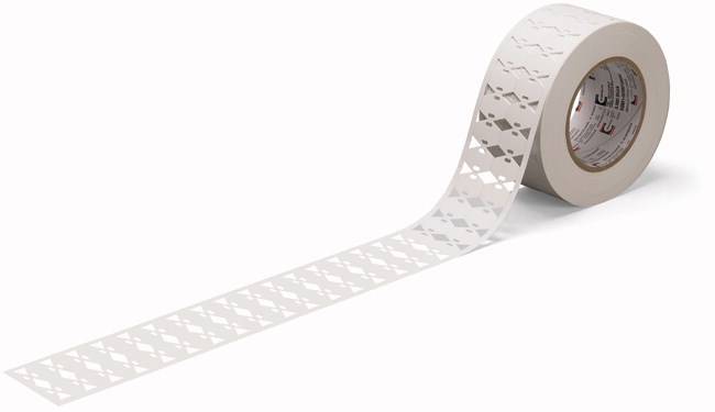 Eine Rolle weißes Klebeband mit einem Rautenmuster, teilweise abgerollt, auf einem weißen Hintergrund.