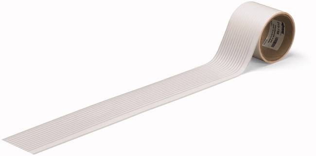 Eine Rolle Klebeband, teilweise abgerollt, liegt auf einer weißen Oberfläche. Das Band ist weiß und hat eine glatte Textur.