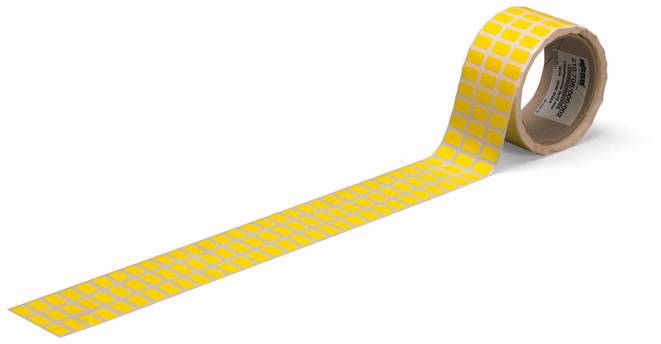 Eine Rolle Klebeband, das in einem leuchtenden Gelb mit quadratischem Muster bedruckt ist. Ein Streifen Klebeband ist abgerollt.